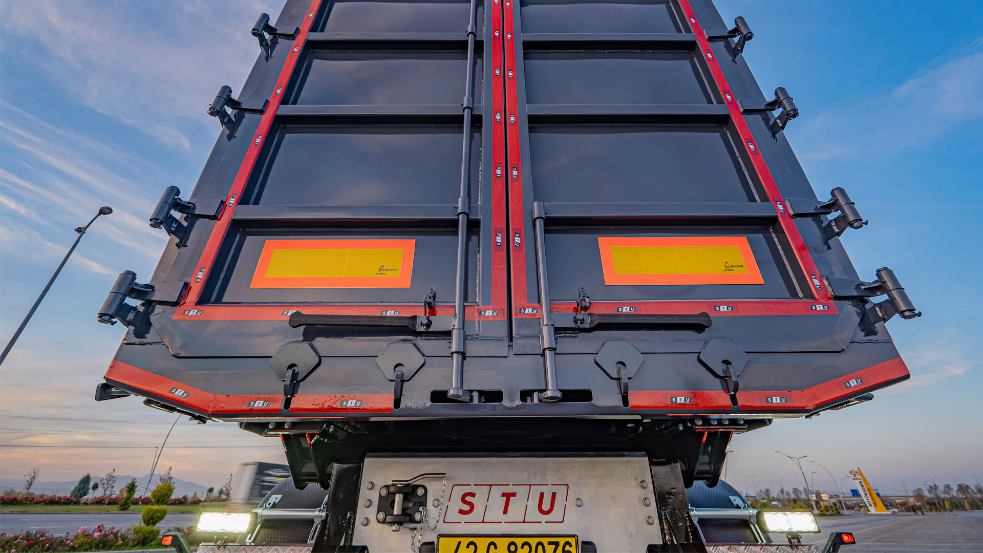 Rear Door and Discharge Area — STU Trailers